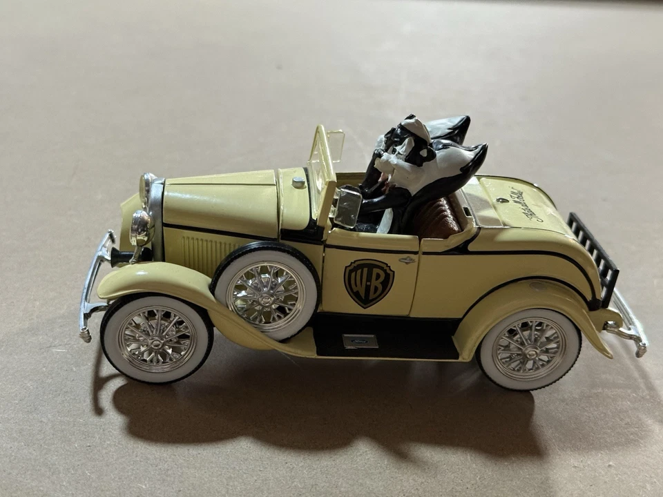 Carro fundido ERTL WB Warner Bros 1930 Ford modelo A Pepe Le Pew Penelope 1998 - Imagem 1 de 4