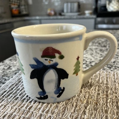 Taza de Navidad Hartstone Pottery patinaje sobre hielo pingüino café té cacao Foto 1 de 4