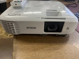 Epson PowerLite 109W 3LCD WXGA Projector 4000Lumens 1280x800 3,388 Lamp Hours - Photo 1/4