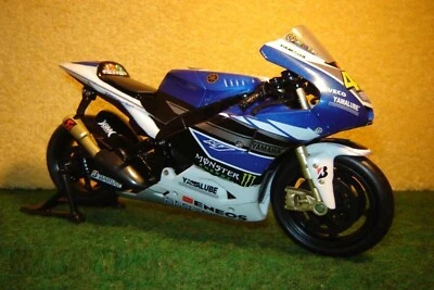 1:12 Yamaha YZR-M1 V.Rossi 46 Monster 2013 NEW RAY 02509 - Bild 1 von 2
