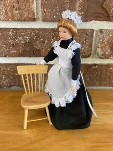1:12 Victorian Porcelain Maid Doll with Movable Arms & Legs - Ceramic Dollhouse - Bild 1 von 11
