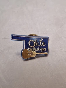 "Okie From Muskogee" Sammlerstück Gitarre blau Anstecknadel - Bild 1 von 3
