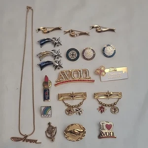 Vintage Avon 19 Stück Lot Brosche Verkäufer Pins Schriftzug Logo Halskette Auszeichnungen - Bild 1 von 20