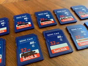 32G SanDisk Memory Card SDHC - Picture 1 of 3