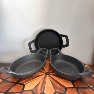 3 kleine Staub Teller aus Gusseisen Farbe schwarz matt Vintage - Bild 1 von 8
