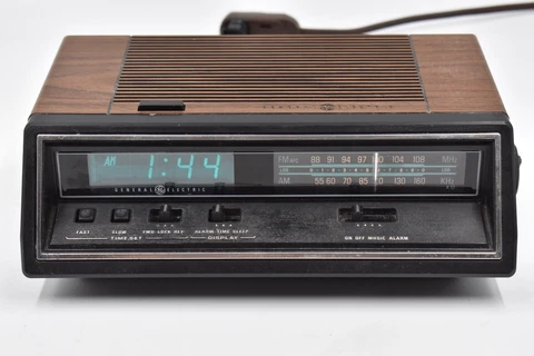 Vintage G.E. General Electric Clock Radio Retro Blue LCD Digital Alarm 7-4665A Cover