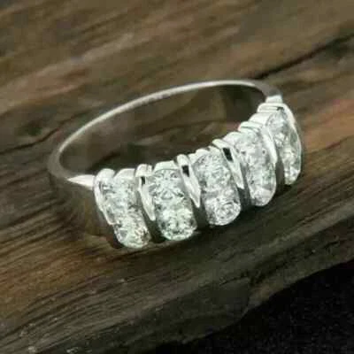 Anillo banda media eternidad diamante creado en laboratorio corte redondo de 3 quilates enchapado en oro blanco de 14 quilates Foto 1 de 4