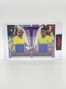 2023 Leaf Art of Sport NEYMAR JR. + VINICIUS JUNIOR Dual Relic Purple #5/5 - Bild 1 von 2