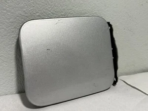 Tapa de llenado de puerta de gas combustible OEM G8830-ZV5MA K12 2004-2012 Nissan Armada QX56 - Imagen 1 de 6