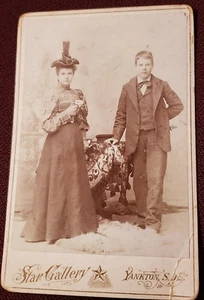 Pretty Young Woman Holding Flowers Funny Hat Young Man Yankton SD Photo - Picture 1 of 6