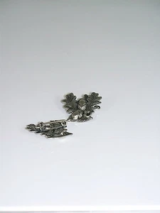 ABZEICHEN / ANSTECKER "EICHENLAUB" 2,3 x 2,5 cm neu. Anstecknadel, Anstecknadeln - Bild 1 von 1