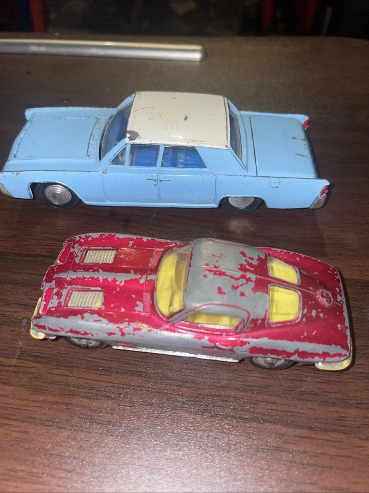 Dinky Toys Lincoln Continental y Corgi Chevrolet Corvette Sting Ray Foto 1 de 4