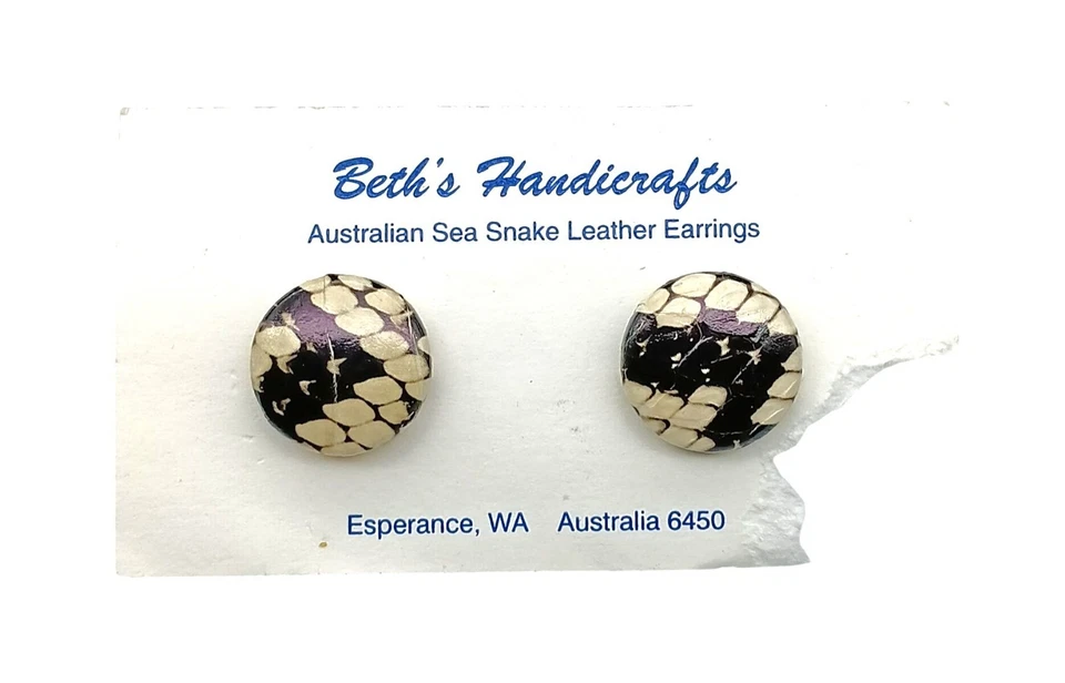 Серьги-гвоздики австралийская морская змея кожа на круглых пуговицах экзотические ручной работы Beth's H - Изображение 1 из 2