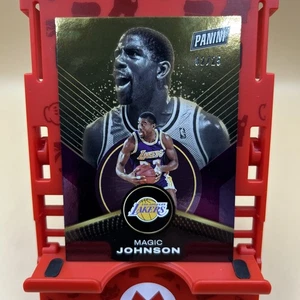 2024-25 Panini Player of The Day MAGIC JOHNSON #75 LOS ANGELES LAKERS Gold #2/25 - Foto 1 di 9