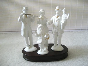 PORCELAIN MUSICAL CAROLS WITH GOLDEN ACCENTS ON WOOD BASE - NEW - Picture 1 of 5