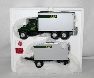 Furgoneta de mercancías secas modelo R Mack escala 1:34 First Gear con remolque para cachorros Foto 1 de 2