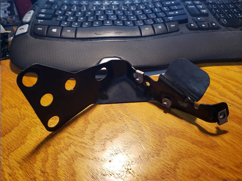 Saturn Sky Support Bracket 25798821  Passenger Side - Image 1 of 1