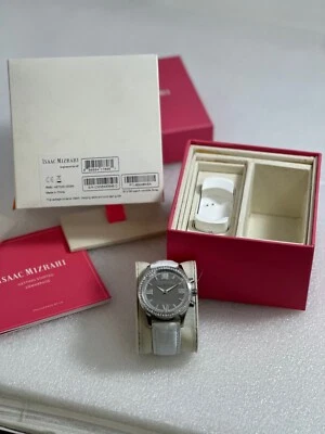 Reloj inteligente Isaac Mizrahi P1L46AA#ABA 42 mm plateado con correa blanca nítida Foto 1 de 4
