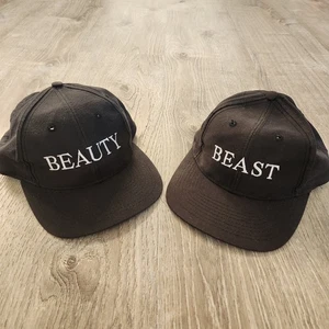 Conjunto De Colección Años 80 Par De Sombreros De Béisbol Disney La Bella y la Bestia Parejas Snapback - Imagen 1 de 14