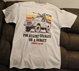 Maglietta Vintage Toyota Hilux Militia "Per Cambiamenti di Regime su un Budget" USA Taglia L - Foto 1 di 18