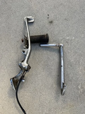 Norton 750 右握和 LH 脚钉组件带制动杆和电缆 — 第 1/2 张图片