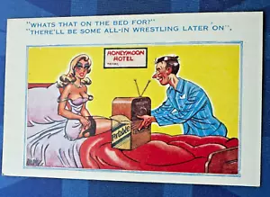 Freche Comic Postkarte 50er Jahre große Brüste Nylons Strümpfe Flitterwochen Hotel Wrestling - Bild 1 von 2