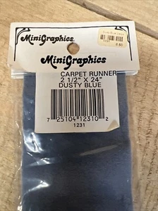Miniatur Puppenhaus: MiniGraphics Teppich Läufer 2,5” x 24” Staubblau (versiegelt) - Bild 1 von 3