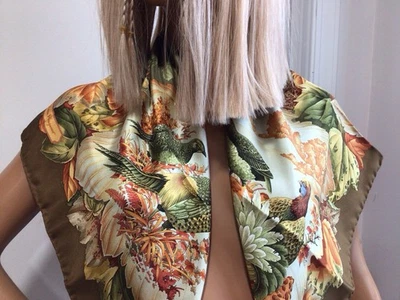 SALVATORE FERRAGAMO “Birds” 丝绸围巾 ( 34 英寸 x 34 英寸) 全新 — 第 1/4 张图片