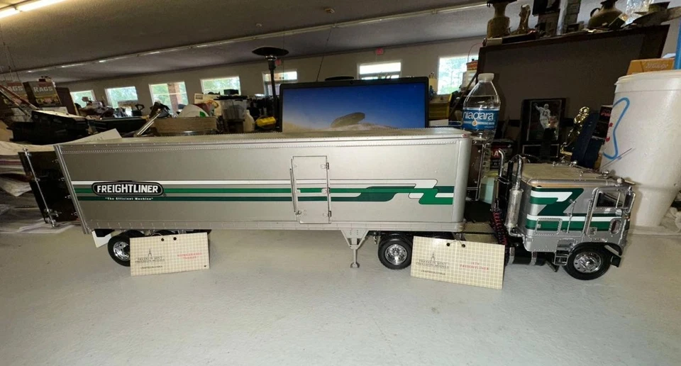 Franklin Mint 1:32 1979 грузовик Freightliner и прицеп-рефрижератор - Изображение 1 из 1