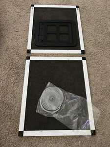 Verstellbare Aluminium Haustiertür für Fenster 28,3"-32,6" breit, 4-Wege Schloss & Magnet - Bild 1 von 4