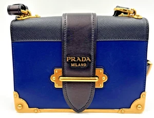 Borsa piccola a tracolla Prada Saffiano City Cahier - pelle - blu - Foto 1 di 23