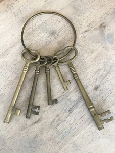 Vintage LARGE BRASS Metal SKELETON KEYS set ring heart 7" Wall decor - Picture 1 of 12