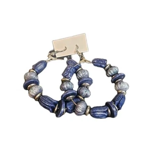 Orecchini pendenti goccia traforati cerchio perline tono blu 2" - Foto 1 di 12
