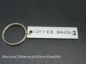 CAFÉ SNOB - Llavero de aluminio estampado a mano para amante del café - Imagen 1 de 2