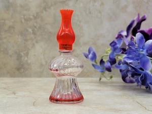 Lampada olio miniatura vintage vetro bottiglia profumo arancione paralume rosso 3,5" casa delle bambole - Foto 1 di 6