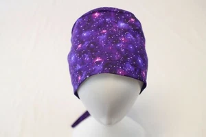 Lila Galaxie Weltraum Druck OP Peeling Kappe Zahnarzt Chemo Mütze - Bild 1 von 5