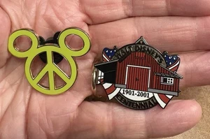 WALT DISNEY'S CENTENNIAL WALT DISNEY'S BARN LE PIN 8541 Please Read Peace Sign - Bild 1 von 5