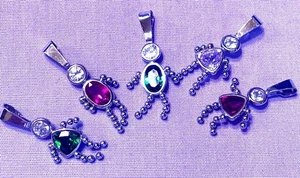 KONVOLUT 5 VINTAGE NACHLASS 14K WEISSGOLD KINDER CHARMS ROT GRÜN HELLLILA - Bild 1 von 4