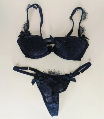 Nuevo sin etiquetas Conjunto Agent Provocateur Soiree Gardinia Azul Marino - Sujetador 32D, Tanga 2 Foto 1 de 3