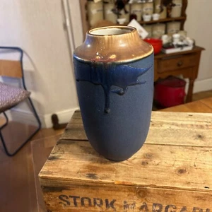 Jarrón grande vintage marrón y azul oscuro esmalte con agarre - ¿cerámica de Alemania Occidental? – - Imagen 1 de 5