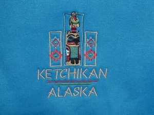 SUDADERA AZUL ACRÍLICO 100% SUAVE CON TÓTEM Y KETCHIKAN, BORDADO ALASKA - Imagen 1 de 11