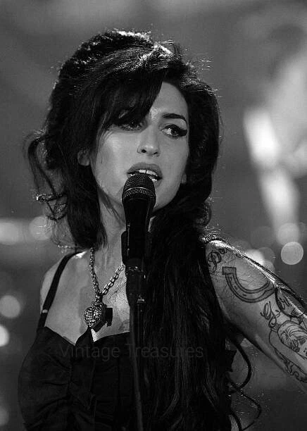 Amy Winehouse Photo Print Poster - Image 1 of 1