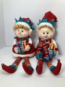 2009 Weihnachtsregal sitzende Elfen mit Geschenken Plüsch Dekoration 24 Zoll 2er Set - Bild 1 von 10