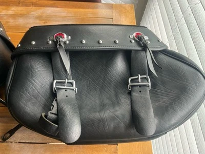 2-00-17 Harley OEM Softail Heritage Rojo Concho Alforjas Tachonadas Artículos de Montaje Foto 1 de 4