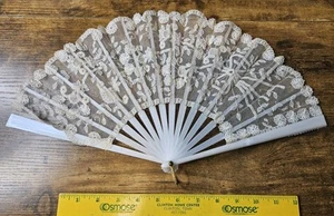 Ventilatore pieghevole vintage bianco plastica fisarmonica motivo pizzo NON INCOLLATO SU UN LATO - Foto 1 di 4