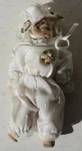 Porzellan Baby Puppe weiß Spitze Outfit Mütze Taufe Outfit Made in Taiwan Doll - Bild 1 von 1