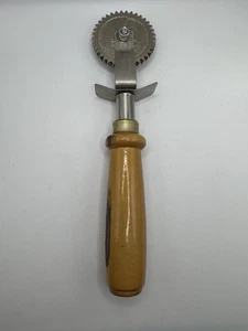 Cortador de raviolis vintage/garzador de pastelería mango de madera - Imagen 1 de 3