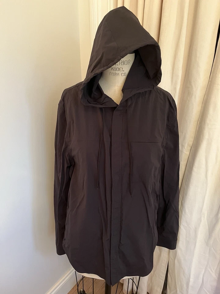 Vince. Chaqueta cortavientos negra con capucha cremallera cierre a presión grapa mediana Foto 1 de 4