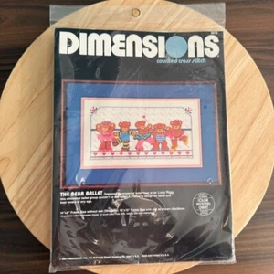 Kit de punto de cruz contado Dimensions 1984 "The Bear Ballet" cuadro de 14"x8" tamaño blanco - Imagen 1 de 4