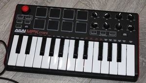 AKAI Professional MPK Mini 25 Key Electronic Keyboard Portable - Picture 1 of 5